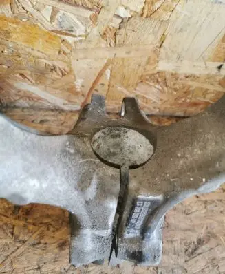 Opel Astra J Lower shock absorber bracket 13248555