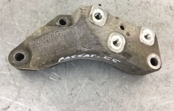 Volkswagen PASSAT CC Engine mounting bracket 1K0199117