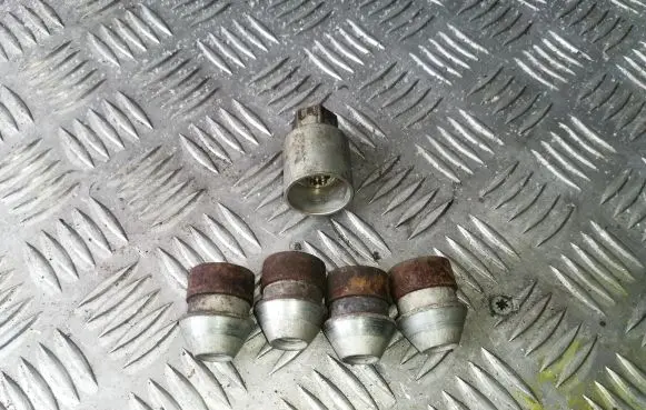 Ford C-MAX I Anti-theft wheel nuts and lock 