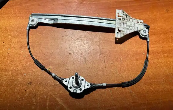 Rear door manual window regulator