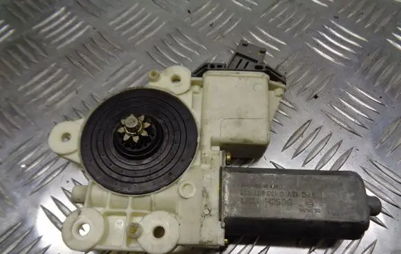 Toyota Avensis T250 Front door window regulator motor 0130822031