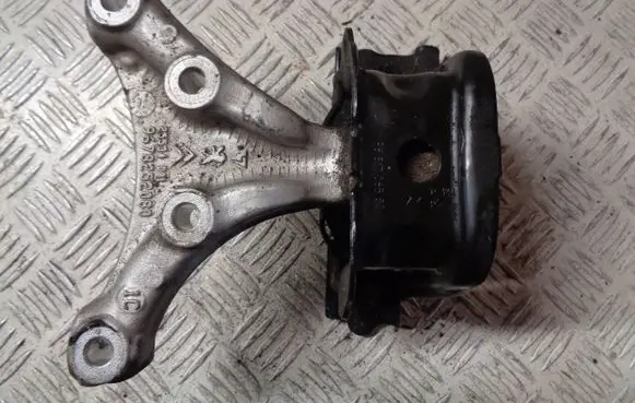 Engine mount bracket