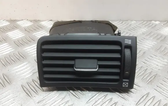 Toyota Avensis T250 Dashboard side air vent grill/cover trim