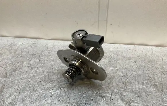 BMW 5 F10 F11 Fuel injection high pressure pump 7599865