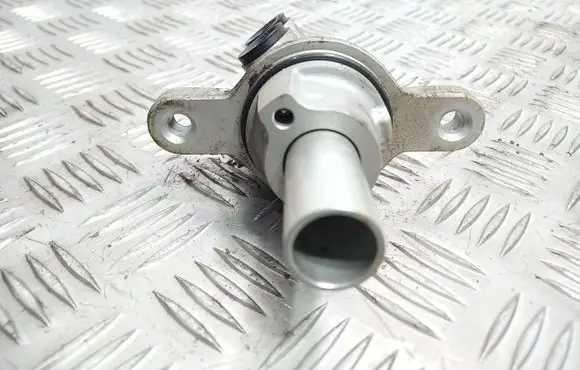 Master brake cylinder