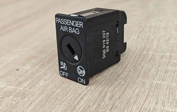 Audi Q3 F3 Passenger airbag on/off switch 5Q0919237