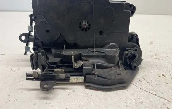 BMW 5 E60 E61 Front door lock 7059973