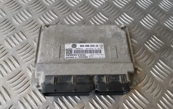 Volkswagen Golf V Engine control unit/module 06A906033JA 5WP40826