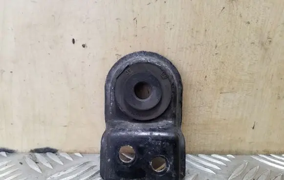 Volvo S40, V40 Radiator mount bracket MB925655