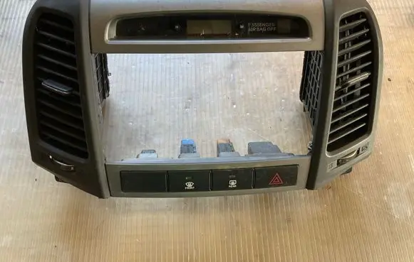 Hyundai Santa Fe Radio/GPS head unit trim 945302B000