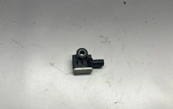 Mercedes-Benz GLA W156 Airbag deployment crash/impact sensor A1668210151 56054085AA