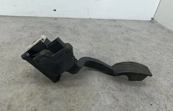 Opel Corsa D Accelerator throttle pedal 13305804