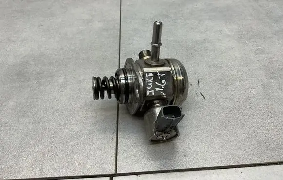 Nissan Juke I F15 Fuel injection high pressure pump 166301KC0A 0261520074