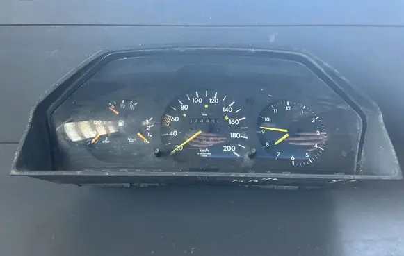Speedometer (instrument cluster)
