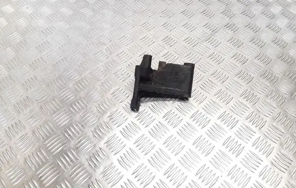 Engine mounting bracket
