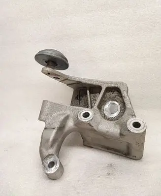 Volvo XC90 Engine mounting bracket 31430490