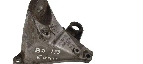 Volkswagen PASSAT B5 Engine mounting bracket 8D0399114S
