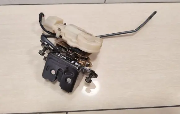 Mazda 323 F Tailgate/trunk/boot lock/catch/latch 