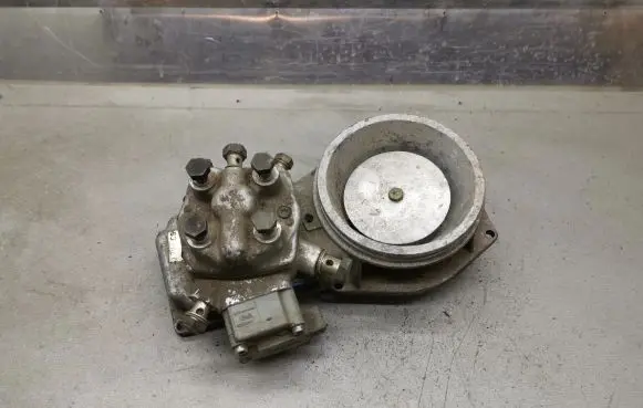 Audi 80 90 B3 Fuel distributor 0438121011 026133353 0438101005