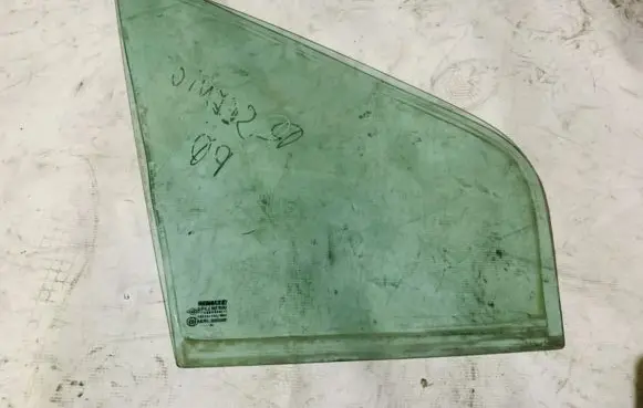 Renault Scenic I Front door vent window glass four-door 