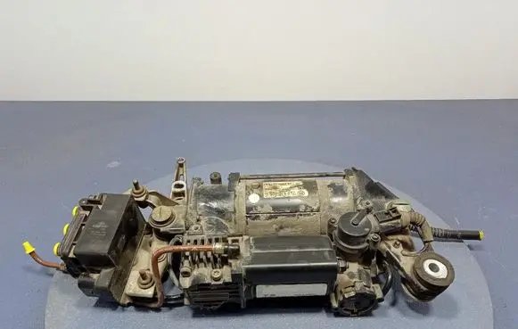 Volkswagen Touareg I Air conditioning (A/C) compressor (pump) 7L0616006C