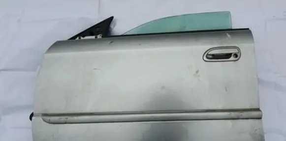 Subaru Legacy Front door sidabrines