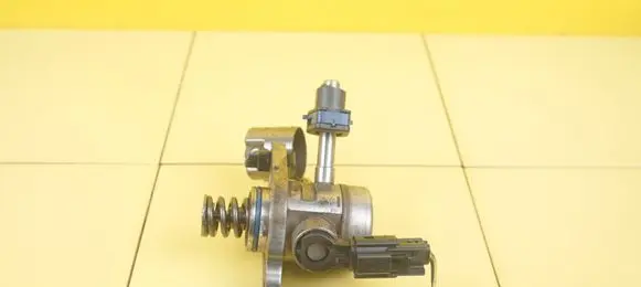 Opel Astra K Fuel injection high pressure pump 55510178 3HTR5