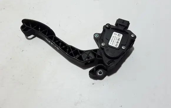 Accelerator throttle pedal