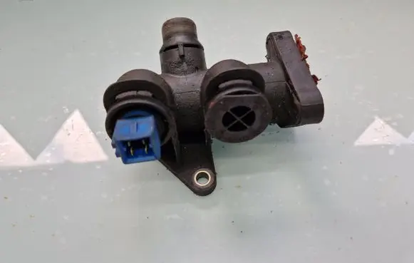 Audi A6 S6 C5 4B Engine coolant pipe/hose 058121133B