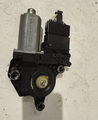 Volkswagen Golf V Rear door window regulator motor 0130821431