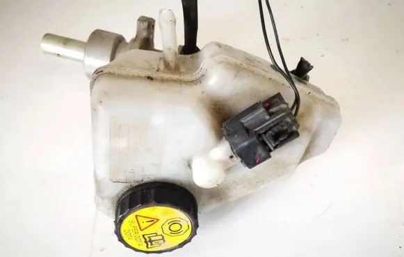 Brake fluid reservoir