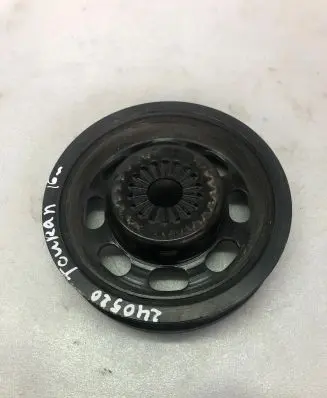 Volkswagen Touran III Crankshaft pulley 04e105243e