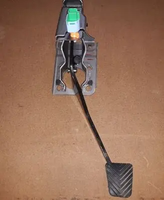 Mitsubishi Outlander Brake pedal