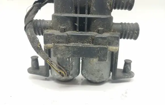 BMW 5 E60 E61 Coolant heater control valve 6908294 1147412167