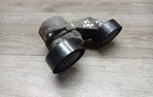 Volvo XC90 Alternator belt tensioner 