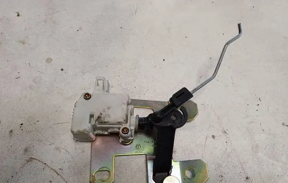 Volkswagen Touareg I Tailgate boot lock/latch motor 7L6827425