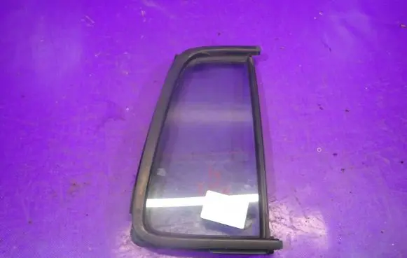 Suzuki Swift I Front door window glass four-door