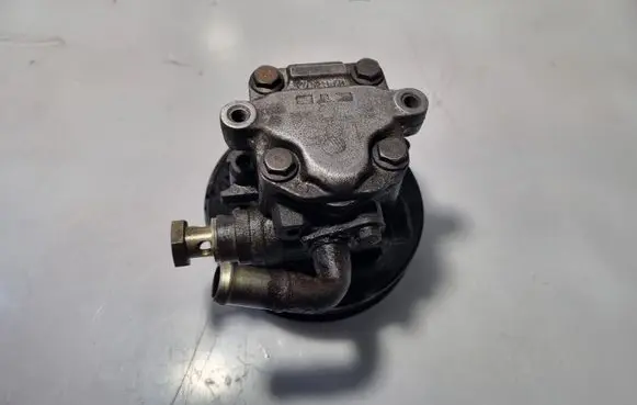 Volkswagen PASSAT B5 Power steering pump 8D0145156L