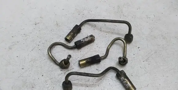 Nissan Primera Fuel injector supply line/pipe 
