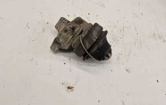 Volvo XC90 Engine mount bracket 30697267 8686517