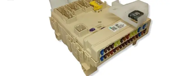 Toyota Auris E180 Fuse module 8273012X70A 63580950