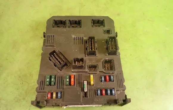 Peugeot 206 Fuse module 9649627780