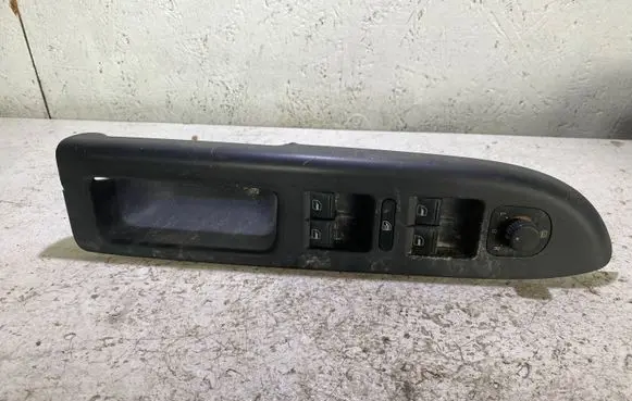 Volkswagen Golf Plus Electric window control switch 5M2867372B