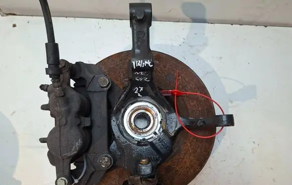 Renault Trafic II (X83) Front wheel hub spindle knuckle S27647642