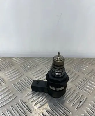 Audi A4 S4 B7 8E 8H Fuel pressure regulator 057130764C 12756759 0281002785