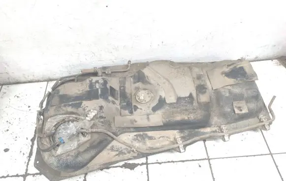 Toyota RAV 4 (XA40) Fuel tank 