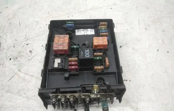 Volkswagen Golf V Fuse module 1K0937125