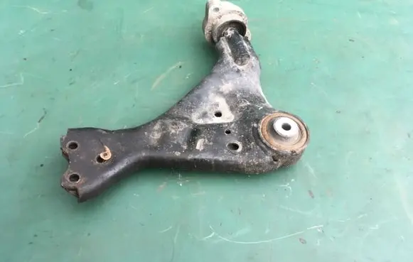 Mercedes-Benz Vito Viano W639 Front lower control arm/wishbone 6393301401