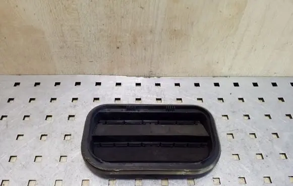 Seat Alhambra (Mk1) Quarter panel pressure vent 7L0819181