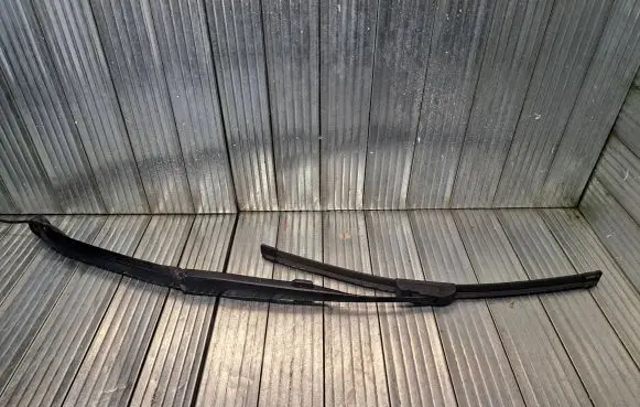 Infiniti FX Front wiper blade arm B90LA2